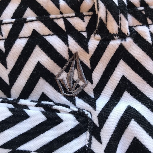 Volcom black and white Chevron pattern pants, 11 - Picture 13 of 16
